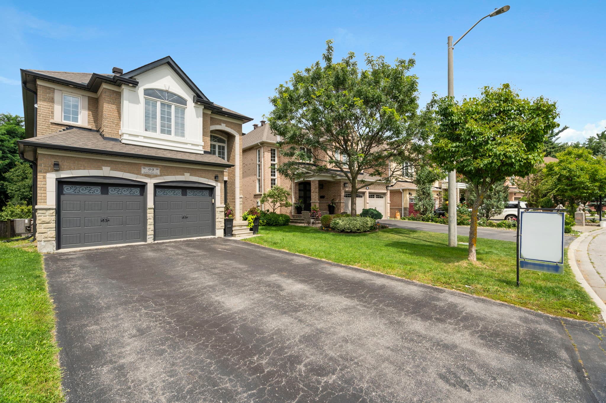 99 Auburndale Dr Vaughan, ON L4J 8W8