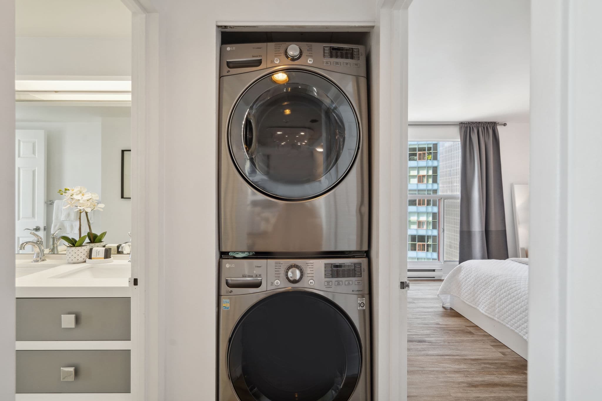 99 Harbour Square Unit 3212 Toronto, ON M5J 2H2