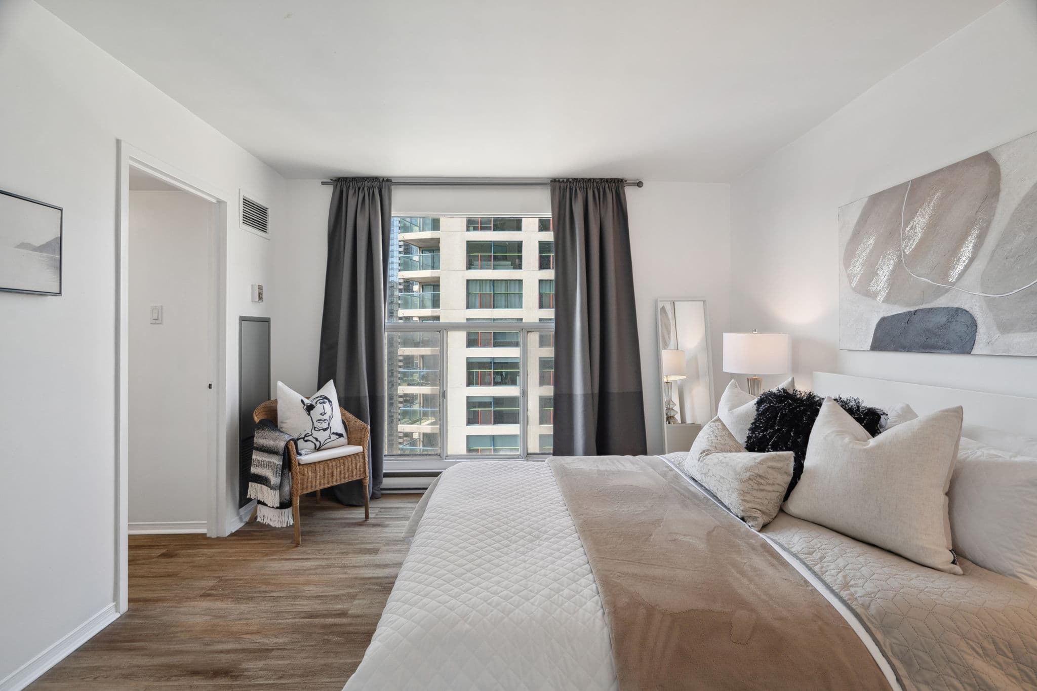 99 Harbour Square Unit 3212 Toronto, ON M5J 2H2