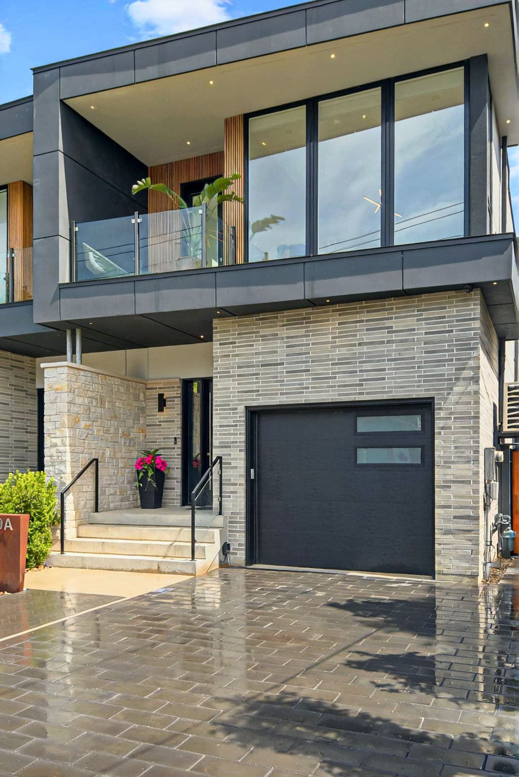 9A Briarwood Ave Mississauga, ON L5G 3N4