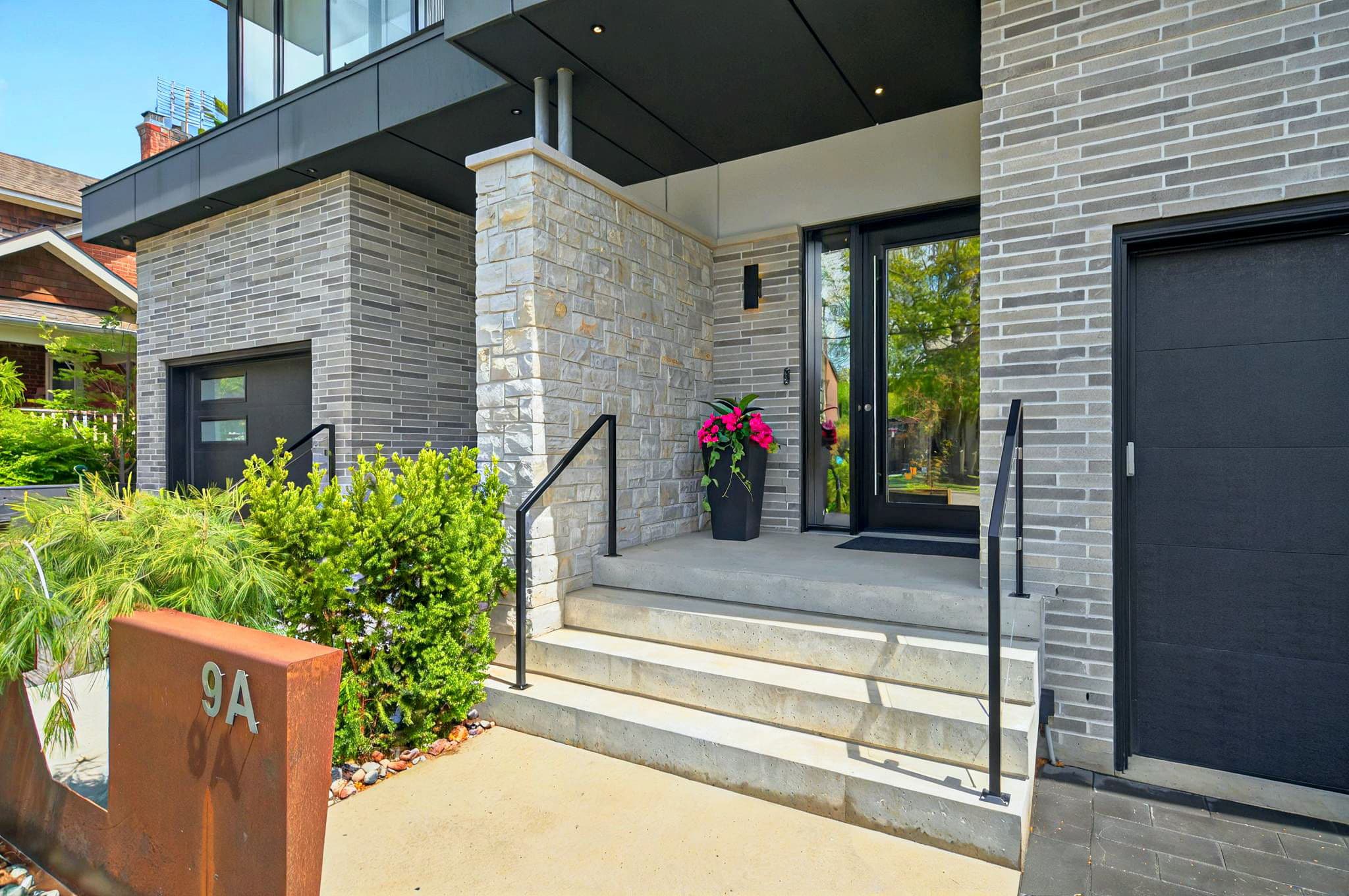 9A Briarwood Ave Mississauga, ON L5G 3N4