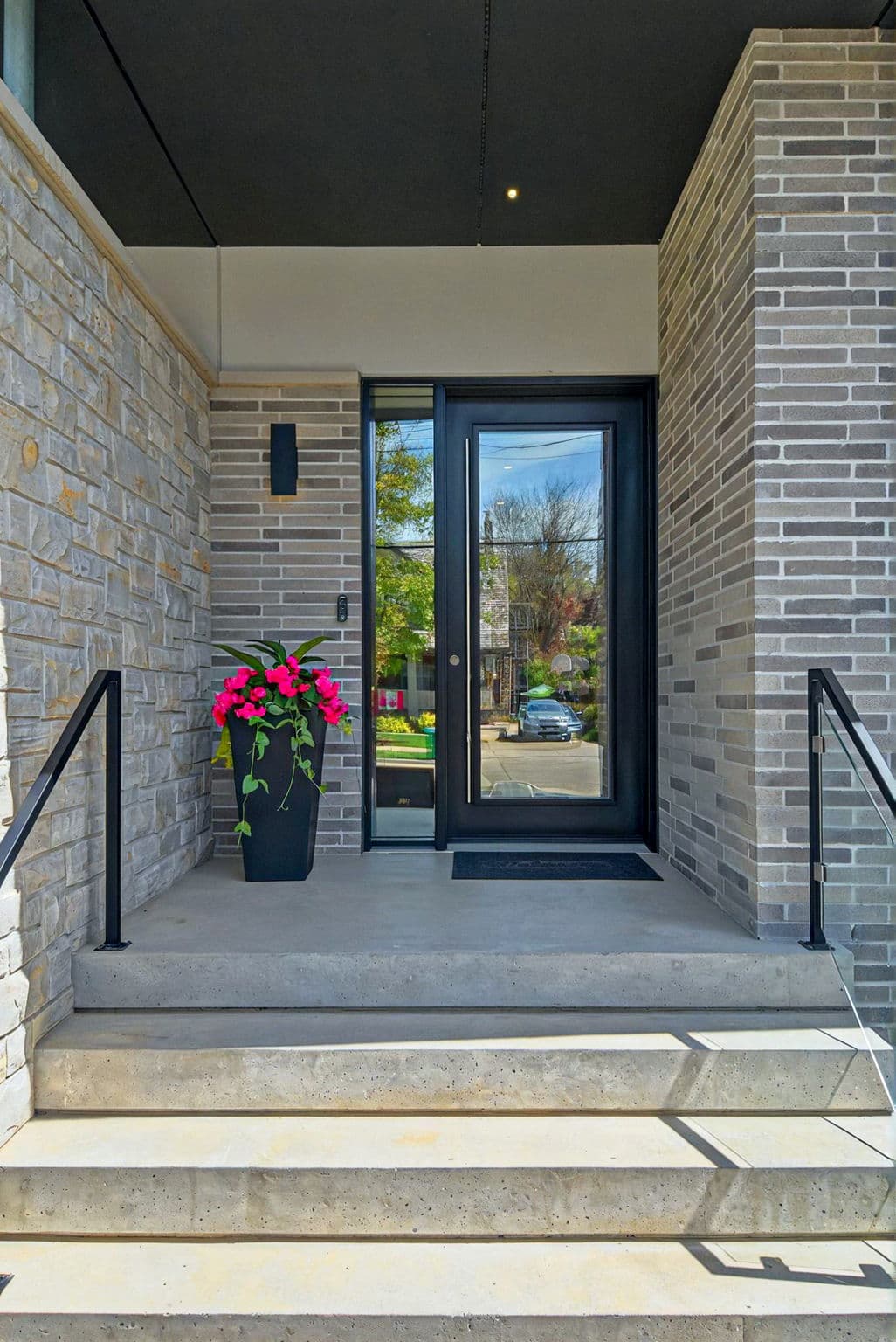 9A Briarwood Ave Mississauga, ON L5G 3N4