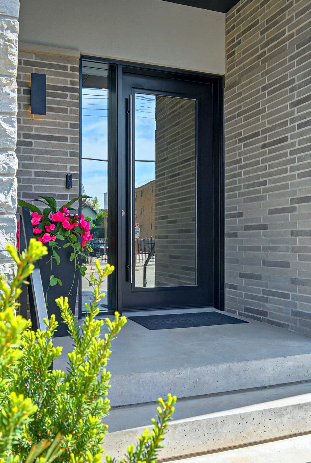 9A Briarwood Ave Mississauga, ON L5G 3N4