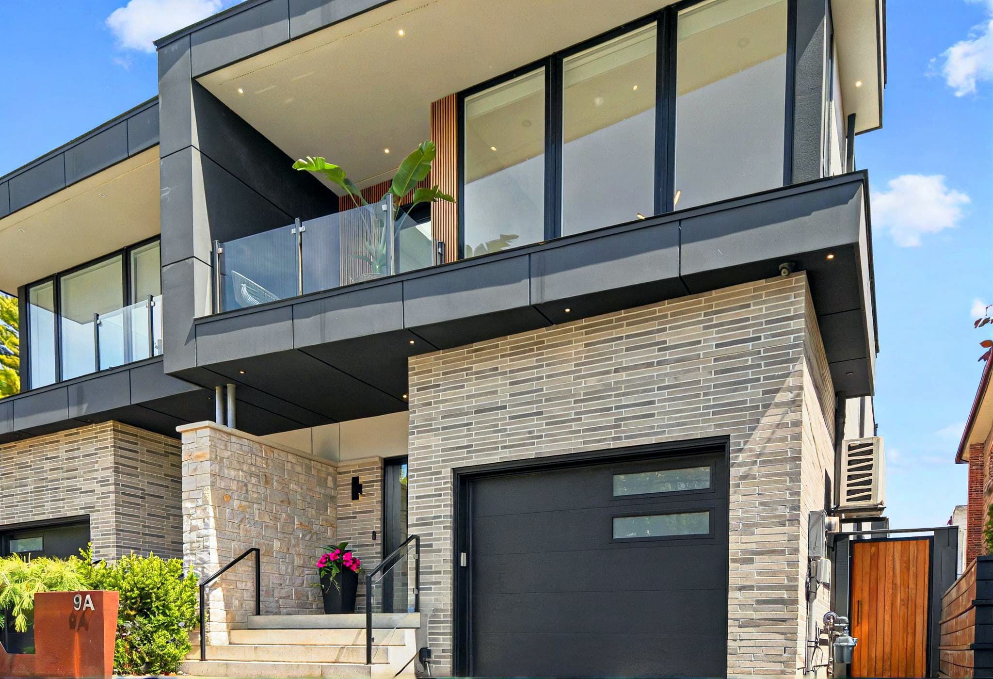 9A Briarwood Ave Mississauga, ON L5G 3N4