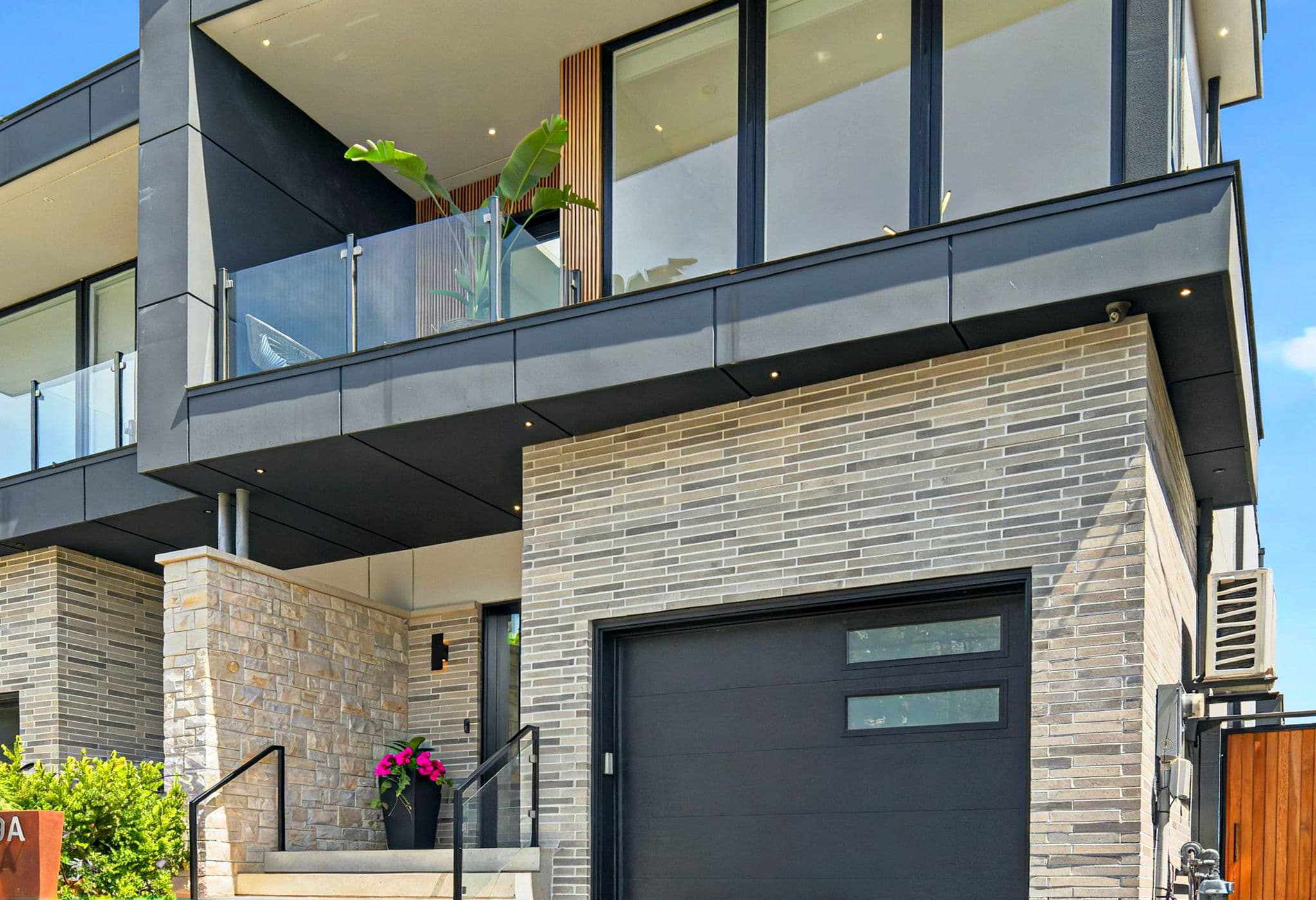 9A Briarwood Ave Mississauga, ON L5G 3N4